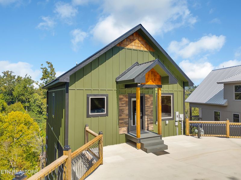 221 Chimney Tops Way, Gatlinburg, TN 37738