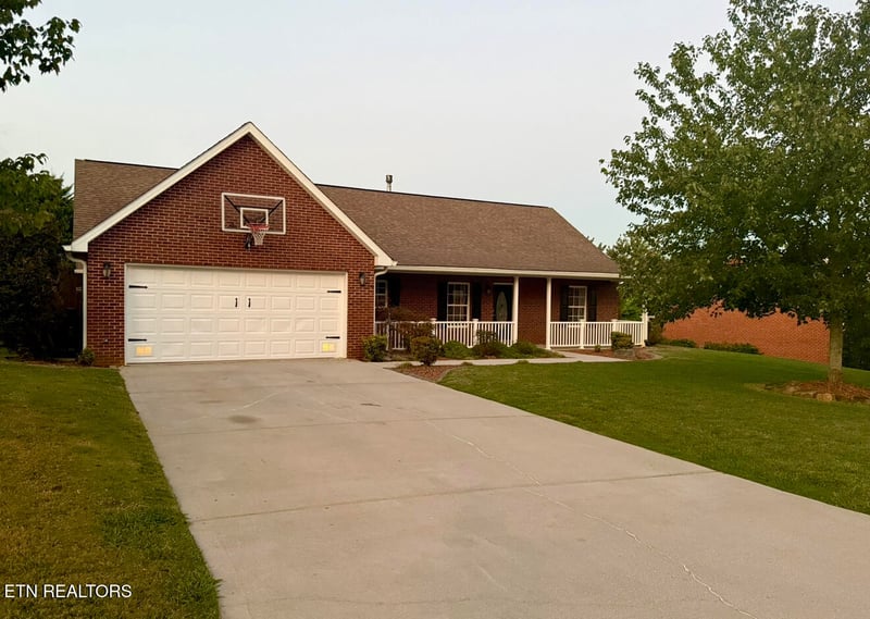 221 Flora Dr, Lenoir City, TN 37771