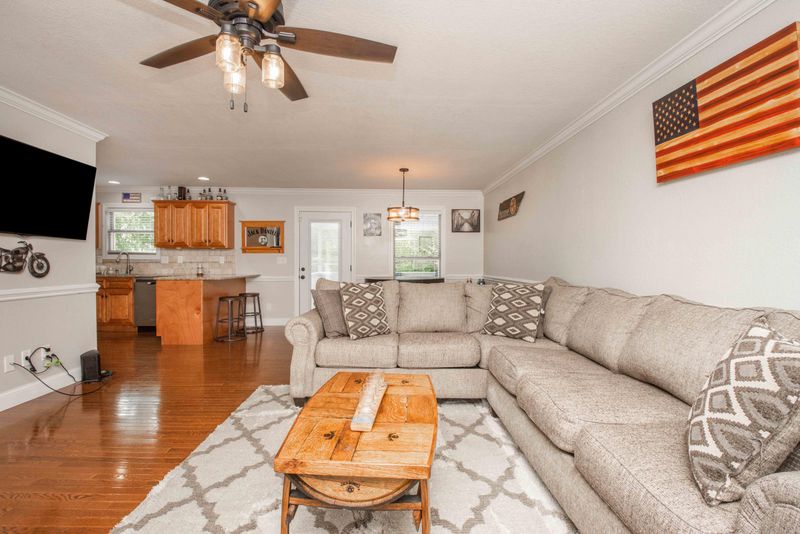 221 Longview Dr, Lafollette, TN 37766
