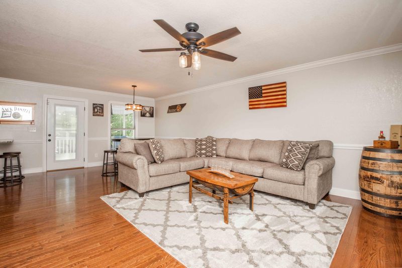221 Longview Dr, Lafollette, TN 37766