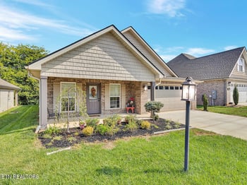 221 Sand Hills Dr, Maryville, TN 37801