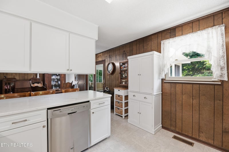 221 Sherwood Rd, Powell, TN 37849