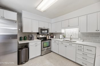 221 Sherwood Rd, Powell, TN 37849