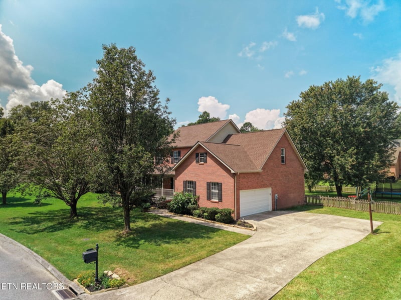 221 Stone Castle Ln, Powell, TN 37849
