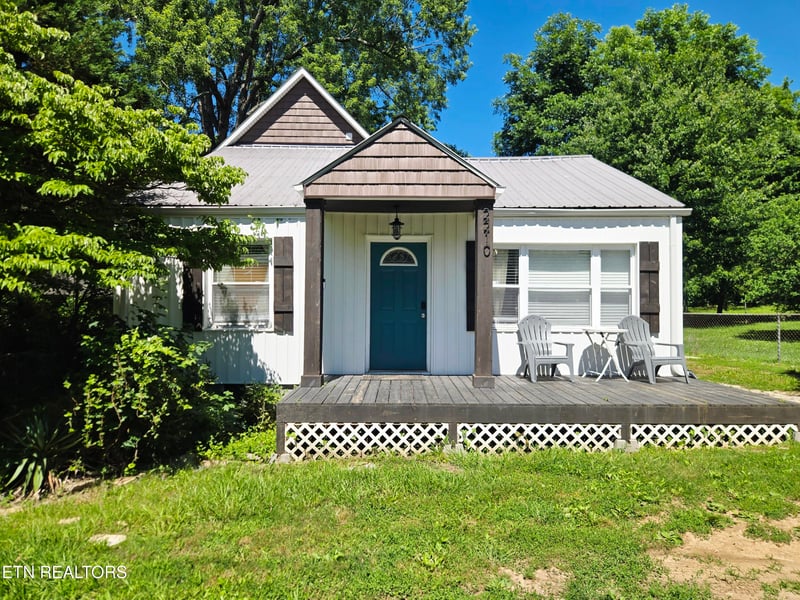 2210 Bradshaw Garden Rd, Knoxville, TN 37912