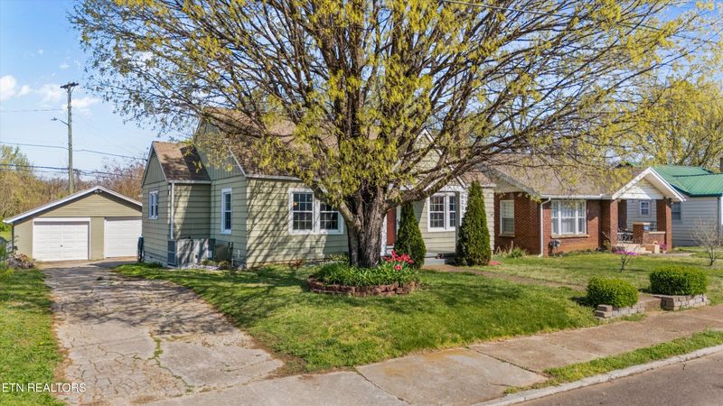2211 Tecoma Dr, Knoxville, TN 37917
