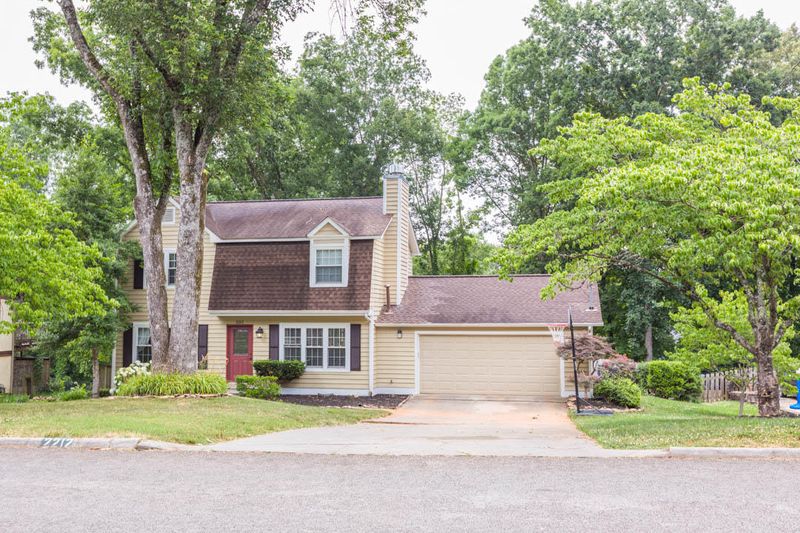 2212 Bishops Bridge Rd, Knoxville, TN 37922