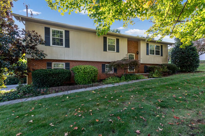2212 Eau Clair Dr, Maryville, TN 37803