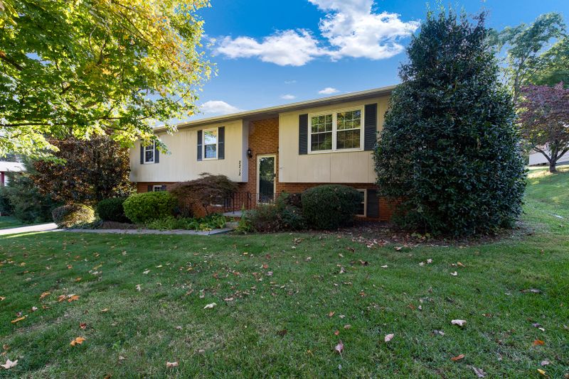 2212 Eau Clair Dr, Maryville, TN 37803
