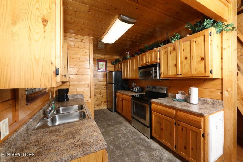 2212 Towering Hemlock Dr, Sevierville, TN 37876