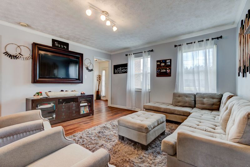 2213 E Windbrook Rd, Knoxville, TN 37923
