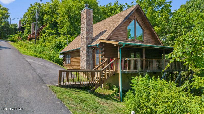 2213 Eagle Feather Dr, Sevierville, TN 37876
