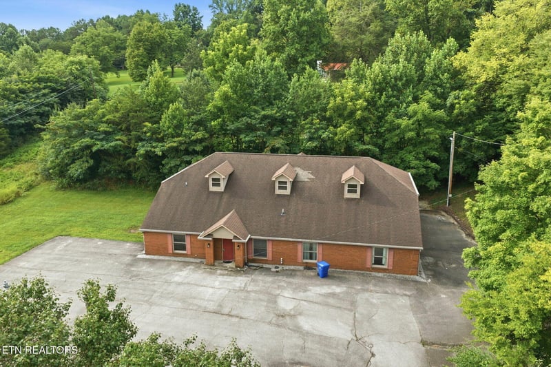 2215 S Roane St, Harriman, TN 37748