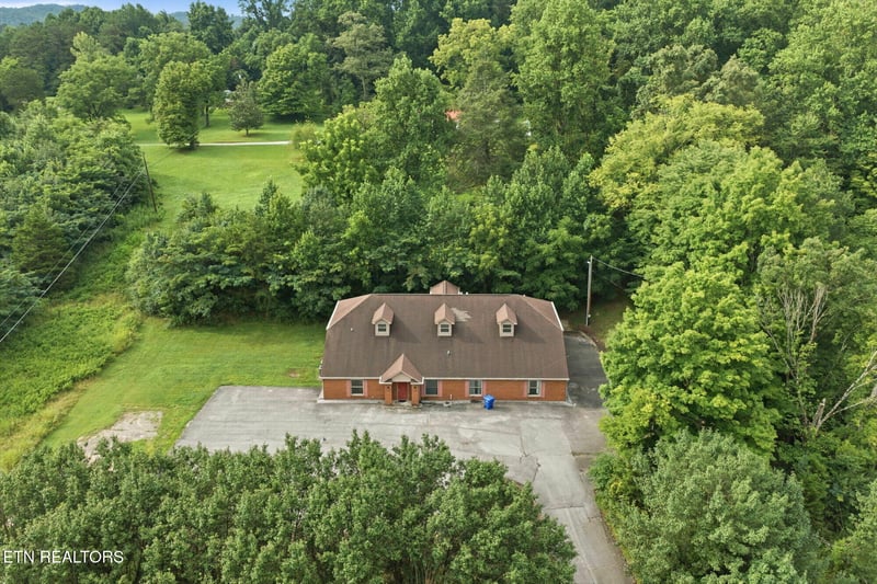 2215 S Roane St, Harriman, TN 37748