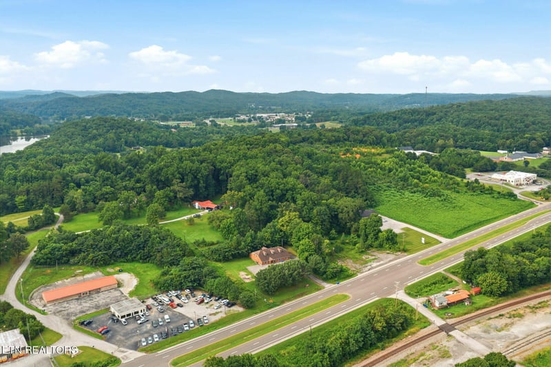 2215 S Roane St, Harriman, TN 37748