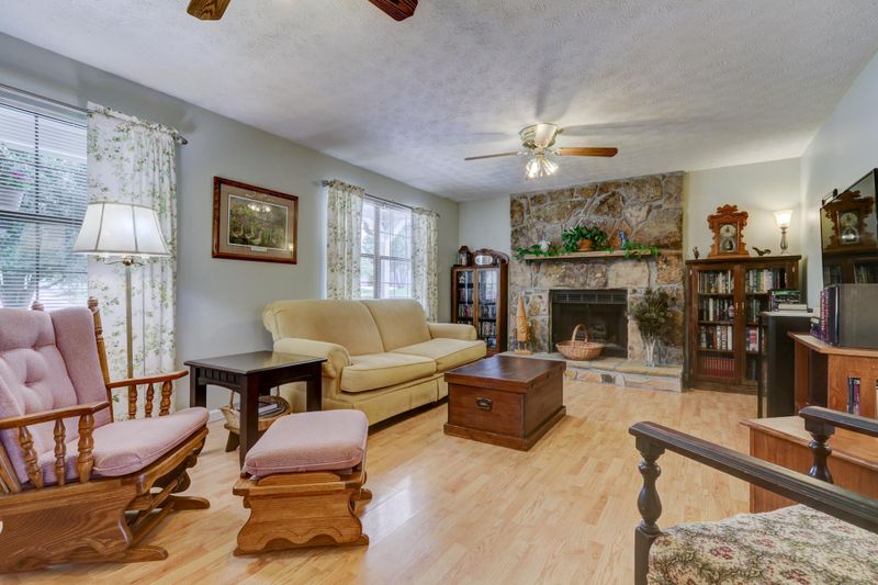 2216 E Windbrook Rd, Knoxville, TN 37923