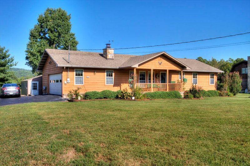 2216 Meadowbrook Ln, Sevierville, TN 37862