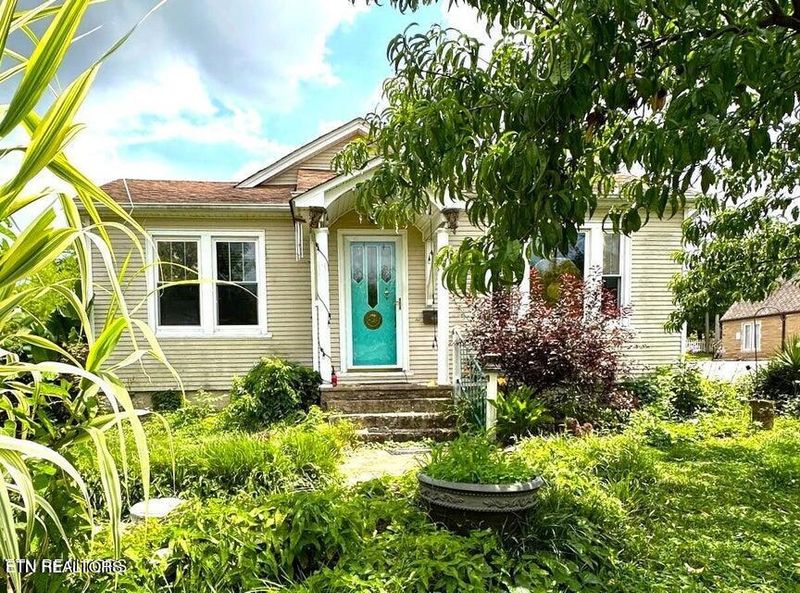 2216 Tecoma Dr, Knoxville, TN 37917