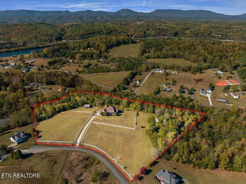 222 Beagle Ln, Clinton, TN 37716