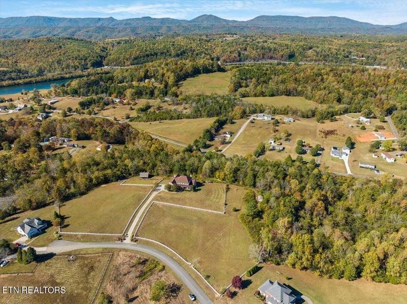 222 Beagle Ln, Clinton, TN 37716