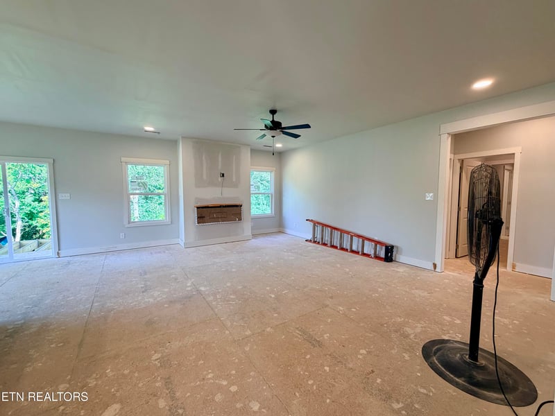 222 English Oak Ln, Lenoir City, TN 37771