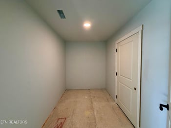 222 English Oak Ln, Lenoir City, TN 37771