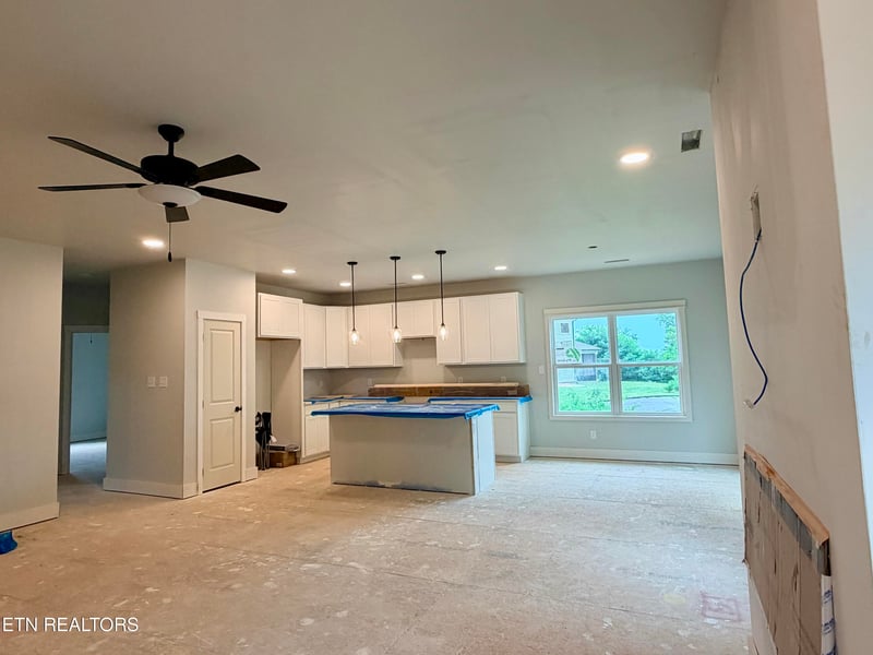 222 English Oak Ln, Lenoir City, TN 37771