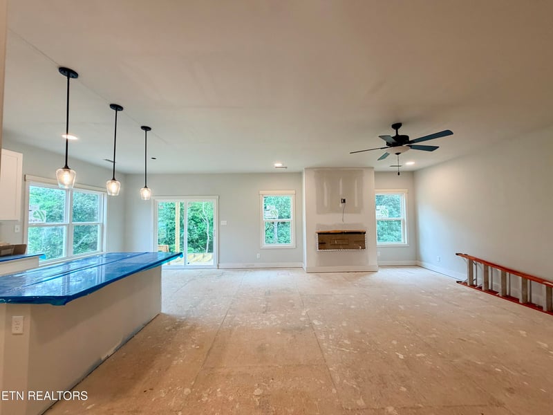 222 English Oak Ln, Lenoir City, TN 37771