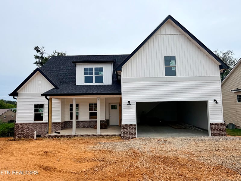 222 English Oak Ln, Lenoir City, TN 37771
