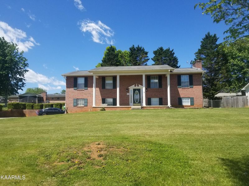 222 Foothills Dr, Seymour, TN 37865