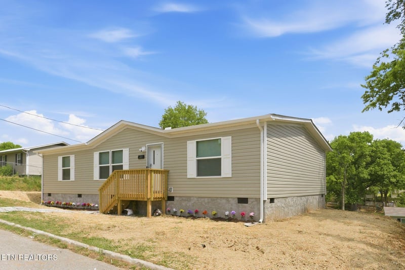 222 NW Virginia Ave, Harriman, TN 37748