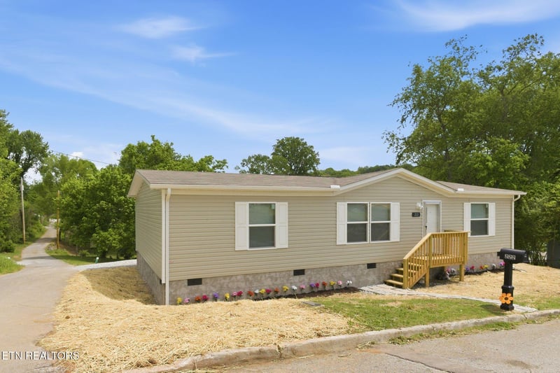 222 NW Virginia Ave, Harriman, TN 37748