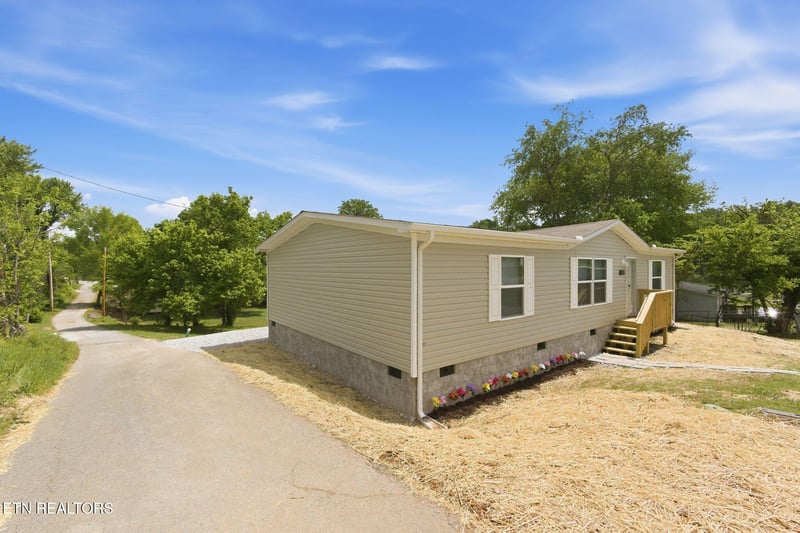 222 NW Virginia Ave, Harriman, TN 37748