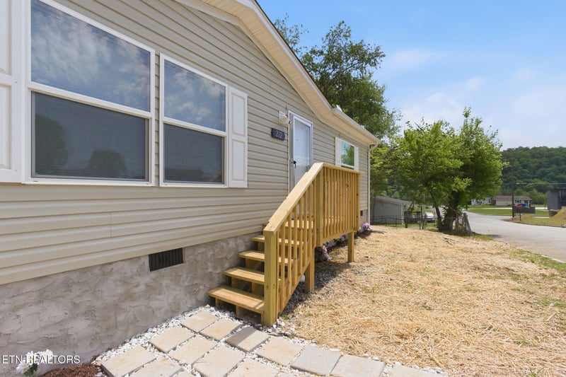 222 NW Virginia Ave, Harriman, TN 37748