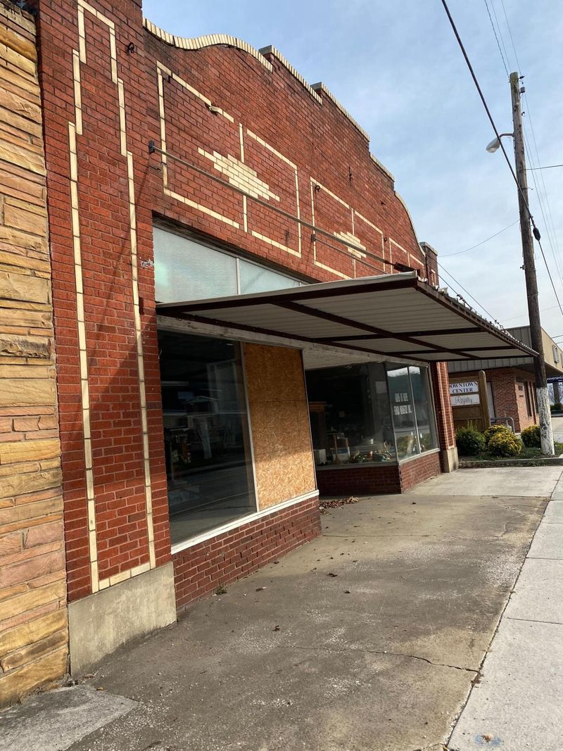222 S Main St, Rocky Top, TN 37769