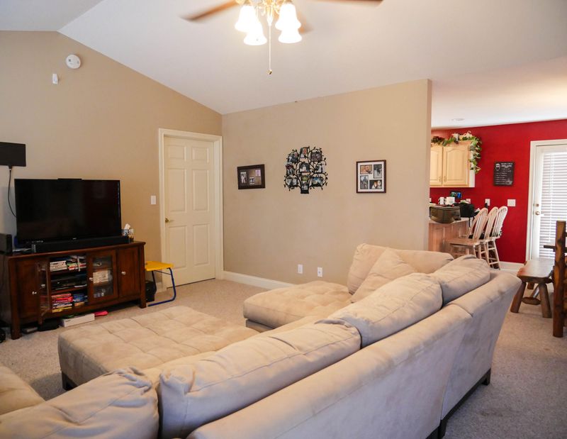 222 Vintage Ln, Clinton, TN 37716