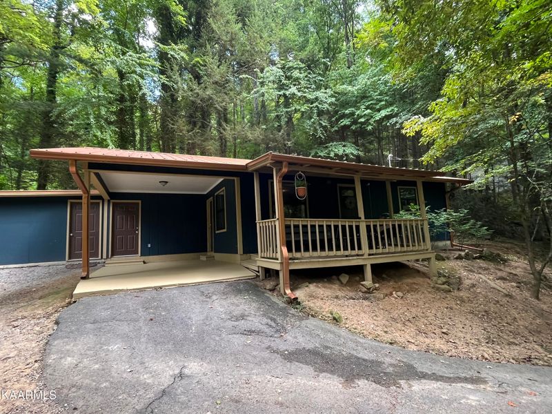 2220 Cove Creek Dr, Sevierville, TN 37862