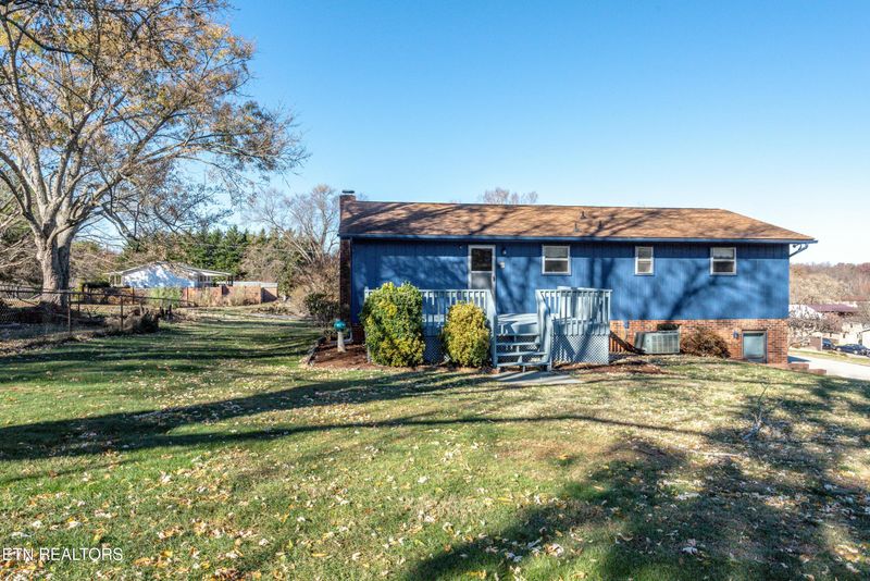 2220 Eau Clair Dr, Maryville, TN 37803