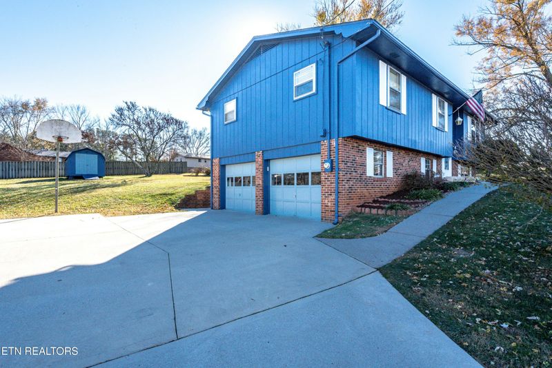 2220 Eau Clair Dr, Maryville, TN 37803
