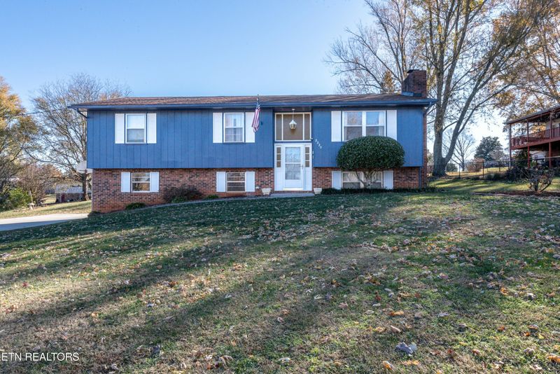 2220 Eau Clair Dr, Maryville, TN 37803