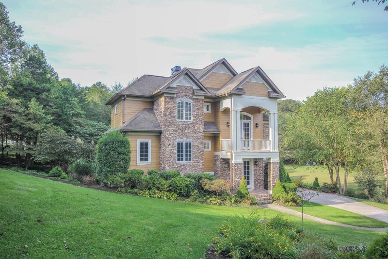 2221 Fallen Oaks Dr, Knoxville, TN 37932
