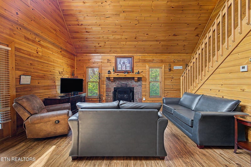 2223 Eagle Feather Dr, Sevierville, TN 37876