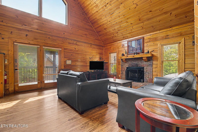 2223 Eagle Feather Dr, Sevierville, TN 37876