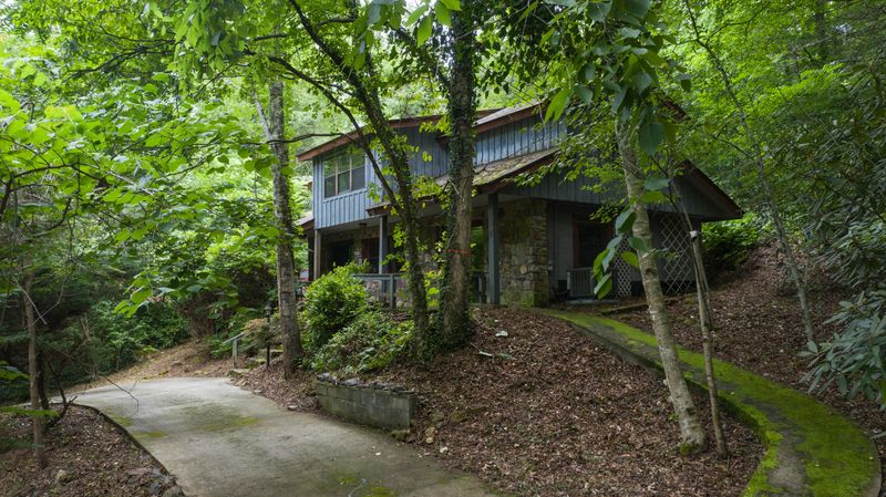 2224 Cove Creek Dr, Sevierville, TN 37862