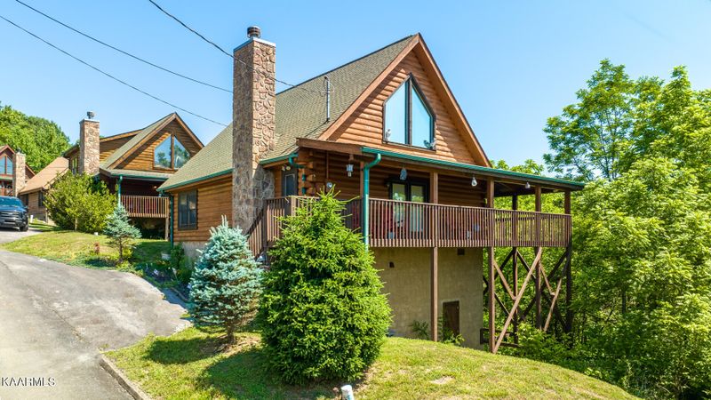 2227 Eagle Feather Dr, Sevierville, TN 37876