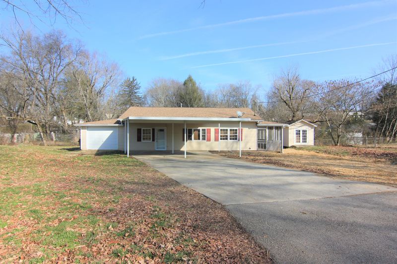 2228 NW Madison Rd, Knoxville, TN 37912