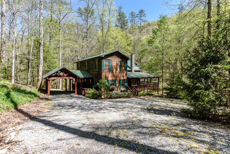 223 Long Branch Rd, Townsend, TN 37882