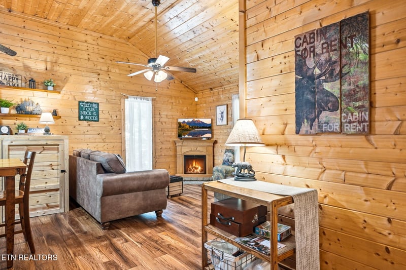 2230 Cove Creek Dr, Sevierville, TN 37862