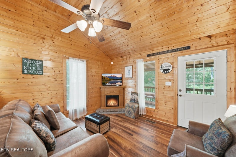 2230 Cove Creek Dr, Sevierville, TN 37862