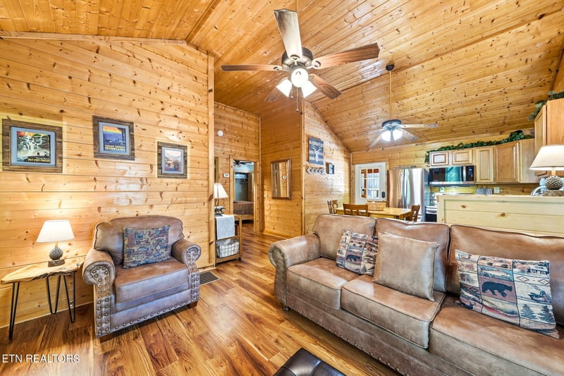 2230 Cove Creek Dr, Sevierville, TN 37862